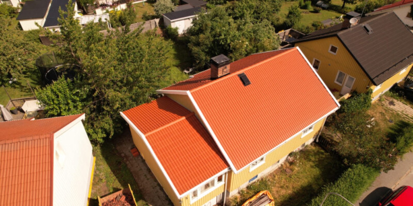 Tegeltak på villa i rött tegel
